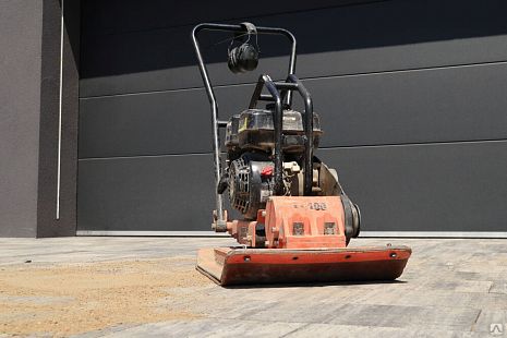 Виброплита DDE VP165-СК (дв. Loncin 9,0 л.с, плита 710×450 мм, до 400 кв. м/час, 170 кг, гл. упл. 60 см, колеса, реверс)
